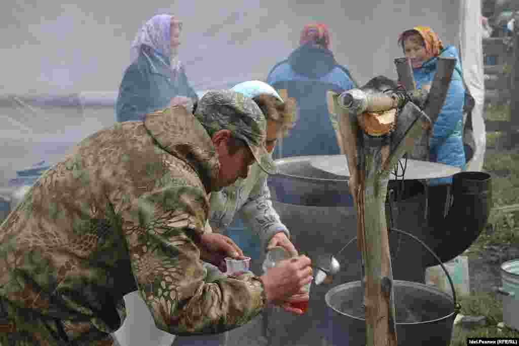 "Варись шурбе, согрейся сипсипет!" Лечебный напиток "Сипсипет" удостоился диплома первой степени. Это оригинальный малосундырский шербет с очень большим букетом вкусовых оттенков и лечебных свойств, который готовится через брожение из многих ягодных соков без кипячения. На снимке: Пробу берёт эксперт Юрий Майоров.