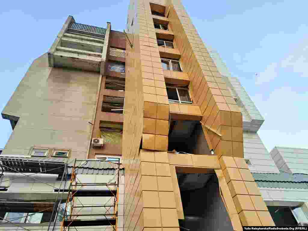 Потрощено вікна й двері хірургічного корпусу. Пацієнт одного з відділень Павло розповів Радіо Свобода, що серед ночі чув три вибухи. «Я думаю, це цілили по лікарні. Тут більше немає нічого. Вікна в моїй платі цілі. А двері на першому поверсі – розбито», – говорить він