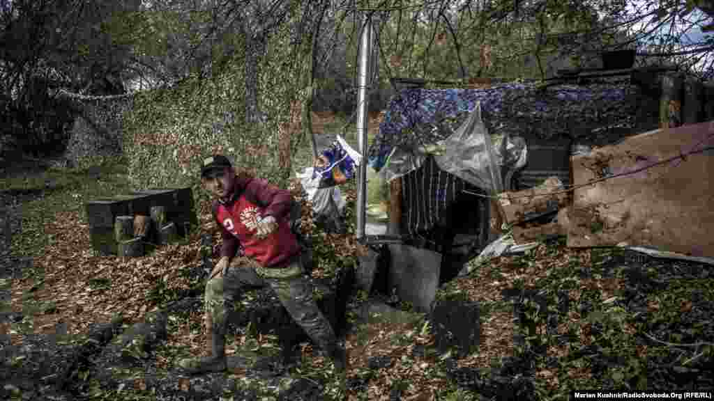 Десь у полі бліндажі бійців ЗСУ. В осінню погоду земля розмякла, навколо дуже багато болота й вогкість в бліндажах. Солдати ще не до кінця перелаштувалися із літа на осінь