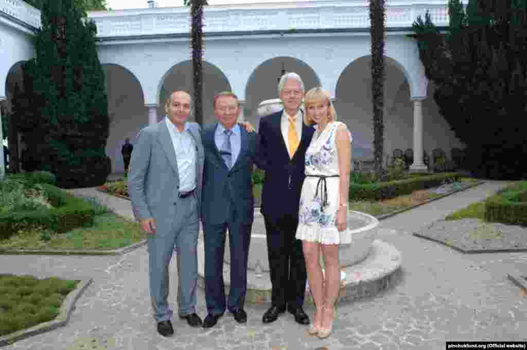 В июне 2007 года 42-й президент США Билл Клинтон (1993-2001) стал участником 4-го саммита «Ялтинская европейская стратегия» в Крыму. Рядом с ним на фото: бизнесмен Виктор Пинчук и его жена Елена, второй президент Украины Леонид Кучма