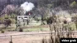 Ракета, випущена з ПТРК, за мить до влучання в будівлю. Скріншот із камери відеоспостереження, встановленої на передовій на Донбасі