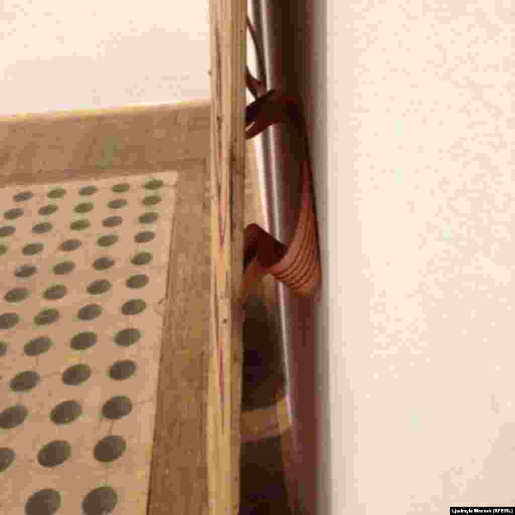 Крепления щитов протестующих  