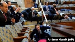 У засіданні оголосили перерву і поліція Капітолію евакуювала членів Конгресу з будівлі