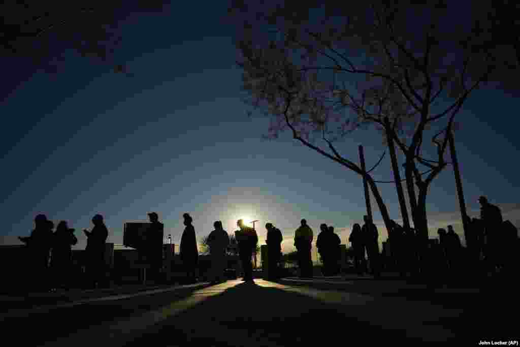 Люди у черзі, щоб проголосувати біля стадіону Allegiant у Лас-Вегасі, США, 5 листопада 2024 року