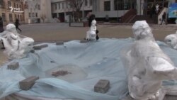 Художник у Черкасах розфарбував фонтан як протест проти його завищеної вартості (відео) Художник у Черкасах розфарбував фонтан як протест проти його завищеної вартості (відео)