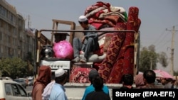 Хонаводае, ки аз омадани "Толибон" нохушнуд асту дар фикри тарки Афғонистон мебошад, чизу чораашро барои фурӯш ба бозор овардааст. 10-уми сентябр, Кобул