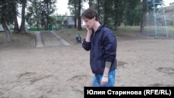 Художник из Красноярска Владислав Гультяев на фоне своей инсталляции