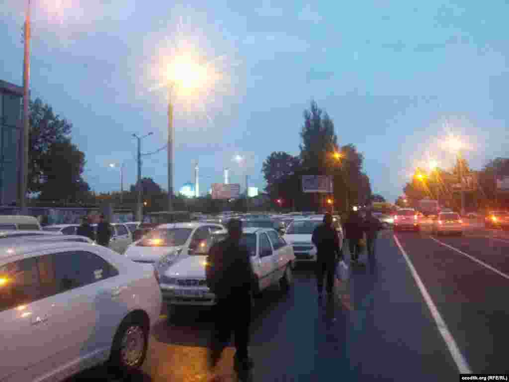 Мардум барои намози ид ба масҷиди нави “Минор” мераванд