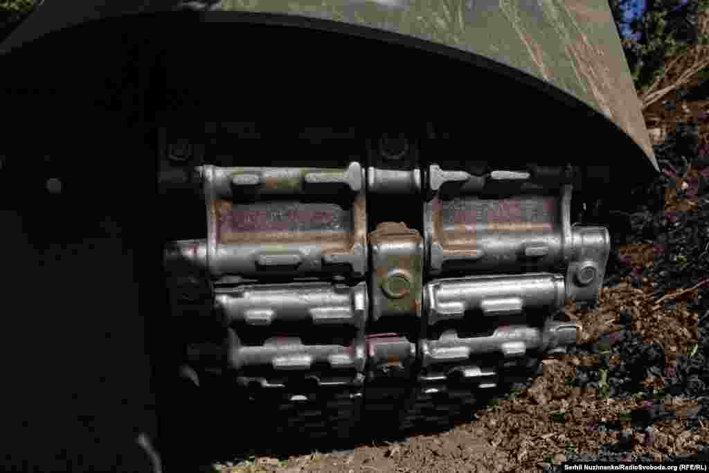 Зараз танки працюють із закритих позицій – ведення артилерійського вогню по цілях, які не перебувають у прямій видимості з вогневої позиції. Протилежністю їй є стрільба прямим наведенням, коли стрілець гармати бачить ціль, розриви й особисто веде коригування вогню