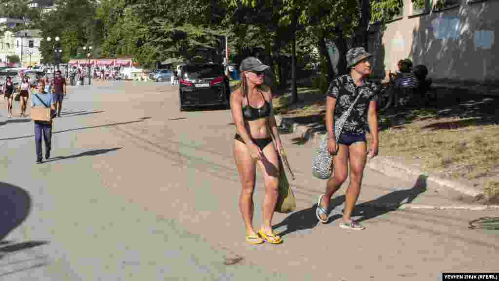 Отдыхающие идут на пляж «Городской», который местные жители называют «Лягушкой». Он располагается в конце набережной Назукина