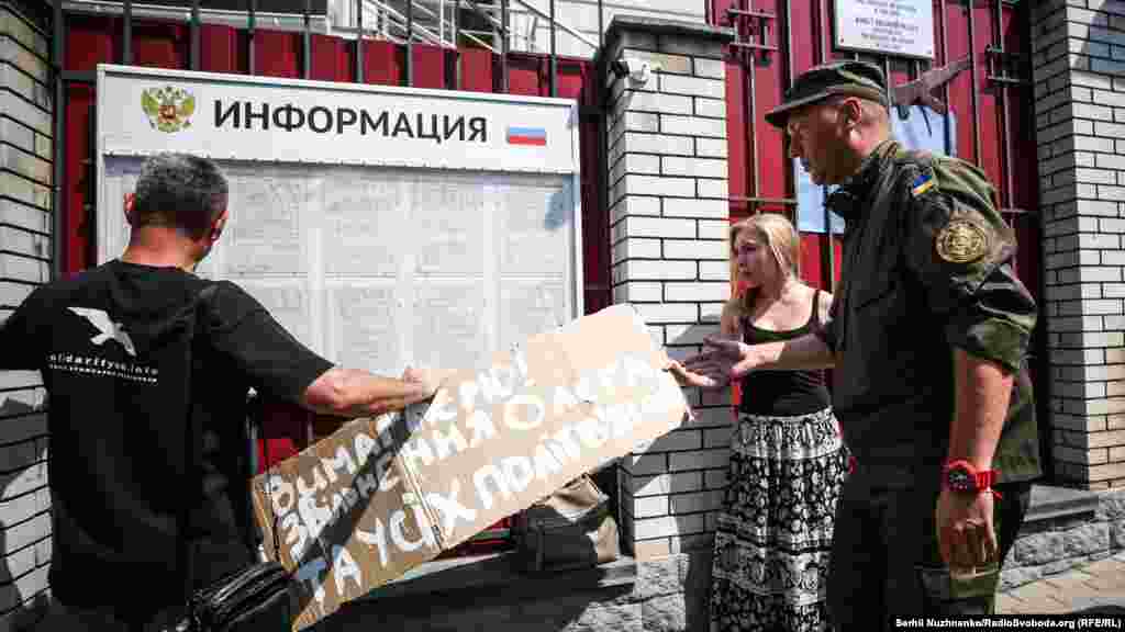 Плакат із основним своїм закликом активісти хотіли розмістити на дошці оголошень консульства Росії в Києві – охоронець не дозволив