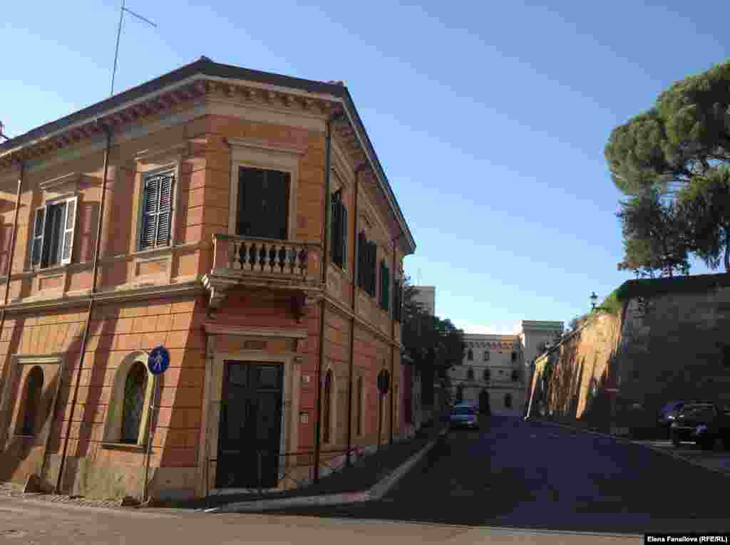 Вид на начало аллеи Гарибальди слева от "бара Бродского"