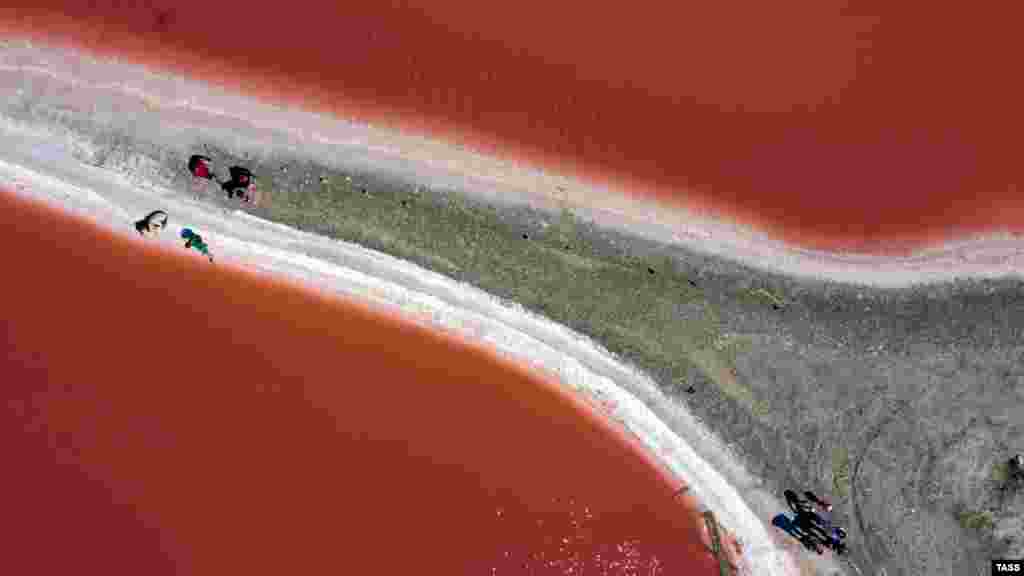 Площадь озера более 75 километров квадратных, а наибольшая длина – 14 км