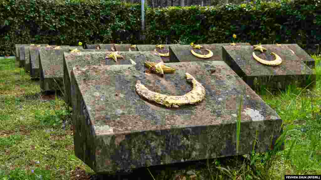 Рядом с памятником – собирательный некрополь