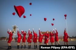 Одна из церемоний, посвященных окончанию XIX съезда КПК. Пекин, площадь Тяньаньмэнь, 24 октября 2017 года