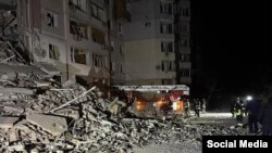 Последствия авиаудара по дому в центре Херсона