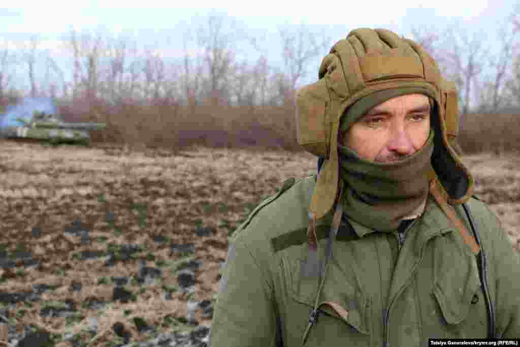 Танкист на передовой. Волонтеры из Волновахи привезли для его бригады гуманитарную помощь. Он приехал к волонтерам на танке.