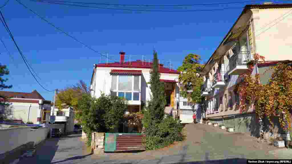 Кривая улочка «взбирается» выше на гору