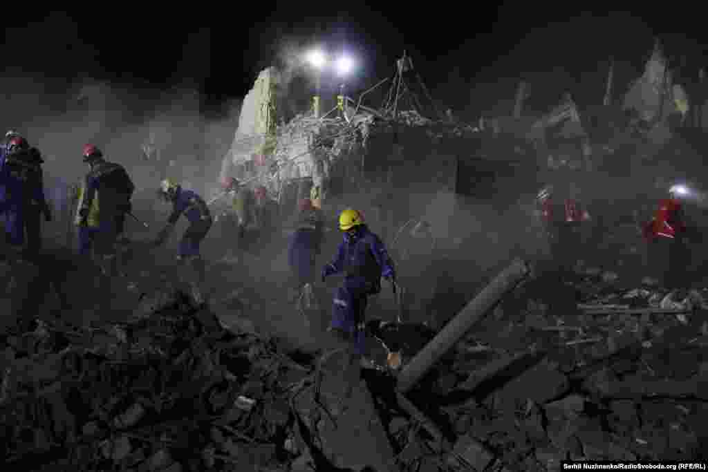 Рятувальники продовжували операцію, коли загроза з повітря ще тривала