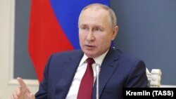 Владимир Путин выступает по видеосвязи на Всемирном экономическом форуме в Давосе, 27 января 2021 года