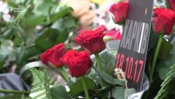 Харків'яни масово несуть квіти до місця аварії в Харкові (відео) Харків'яни масово несуть квіти до місця аварії в Харкові (відео)