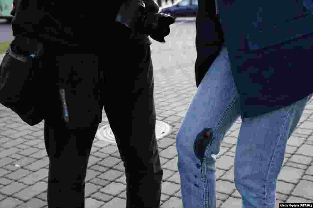 «Люди просто стояли, часом скандували гасла, махали автомобілям. На цьому місці були присутні журналісти, в тому числі журналісти «Нашої ниви». Одна з куль поцілила в ногу журналістки «Нашої Ниви» Наталії Лубневської», – повідомило видання. Поранену журналістку забрала швидка