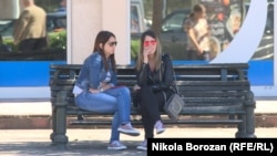 “Bolji ekonomski standard” mladi najčešće navode kao glavni motiv zbog kog žele da napuste Crnu Goru. Zabeleženo u Podgorici.