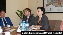 Зустріч в Посольстві України у РП у справі ненадання допомоги громадянці України. На фото – консул Світлана Криса