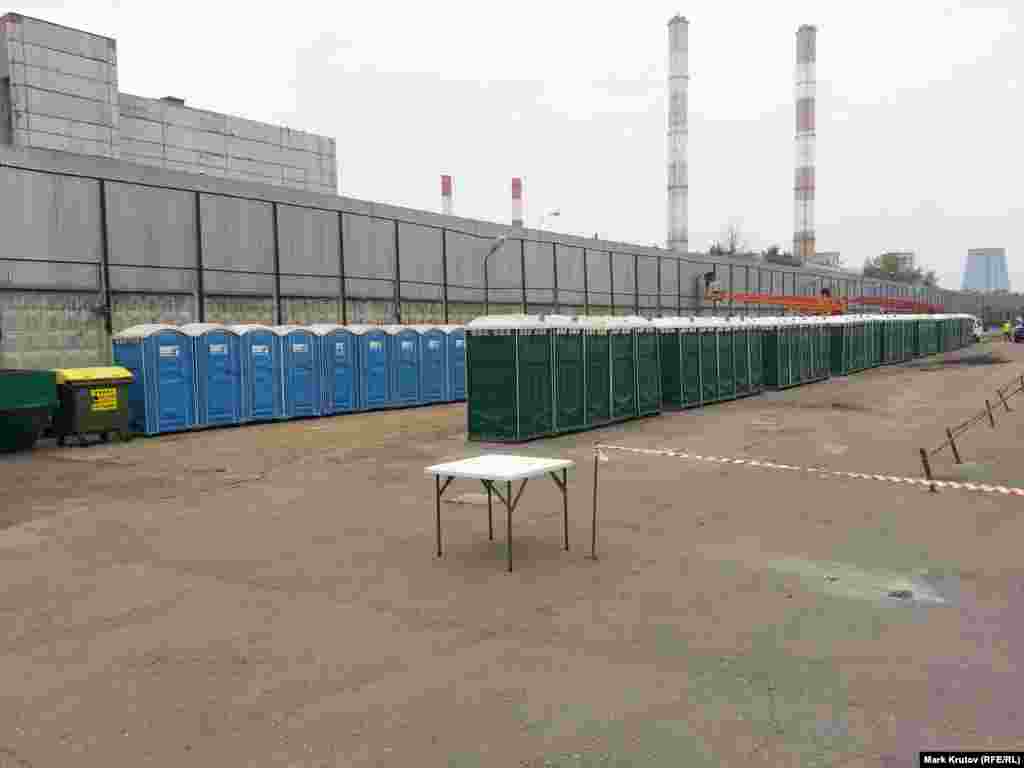 Из удобств пока – биотуалеты. Душ и полевые кухни, очевидно, появятся позже