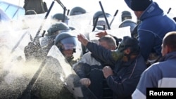 Napadi na vojnike KFOR-a kod Zubinog Potoka na severu Kosova, 28. novembar 2011.