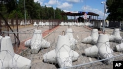 Протитанкові засоби на закритому пункті пропуску на кордоні Білорусі та Польщі, ілюстративне фото