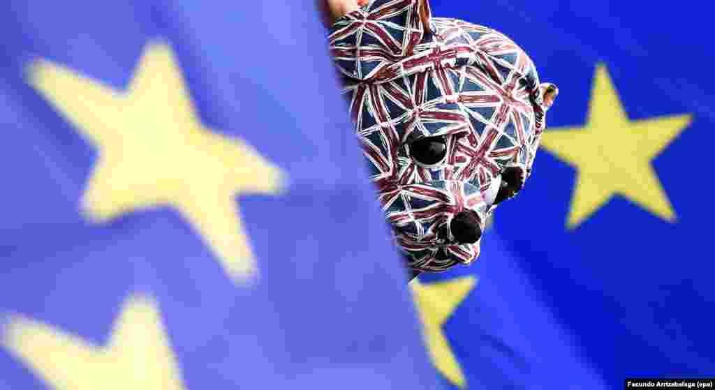 Во время всенародного референдума 23 июня 2016 года 51,9% британцев высказались за выход страны из Европейского союза. Эту кампанию окрестили словом "брекзит". После голосования правительство Дэвида Кэмерона ушло в отставку, а новым премьер-министром страны стала Тереза Мэй. Биржи отреагировали на брекзит резким падением, а в британской прессе сообщалось о ряде ксенофобских инцидентов сразу после референдума. Но вскоре новости о брекзите утихли. Процесс "развода" Великобритании с ЕС может занять два года, но как в реальности будут проходить процедуры — неизвестно. Ранее статья 50 соглашения ЕС, которая регулирует этот процесс, никогда не применялась