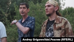 Ещё летом 2021 года Рафаэль Шакиров (слева) старался не пропускать ни одного схода местных жителей в Гавриловской роще. Сейчас он физически не может сделать этого.