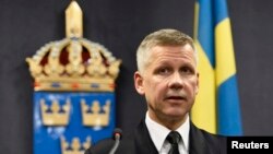 Швеция. Коммодор Йонас Викстрём выступает на пресс-конференции в Стокгольме, 17 октября 2014 года.