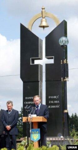 Тодішні президенти України та Польщі Леонід Кучма та Олександр Квасневський на відкритті пам’ятника українсько-польського примирення у селі Павлівка Волинської області, 11 липня 2003 року