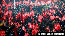 Əkrəm İmamoğlunun tərəfdarları İstanbul bələdiyyəsinin binası qarşısında toplaşaraq onun saxlanmasına etiraz edirlər.