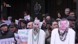 До Генеральної прокуратури принесли «діамантових прокурорів» (відео) До Генеральної прокуратури принесли «діамантових прокурорів» (відео)