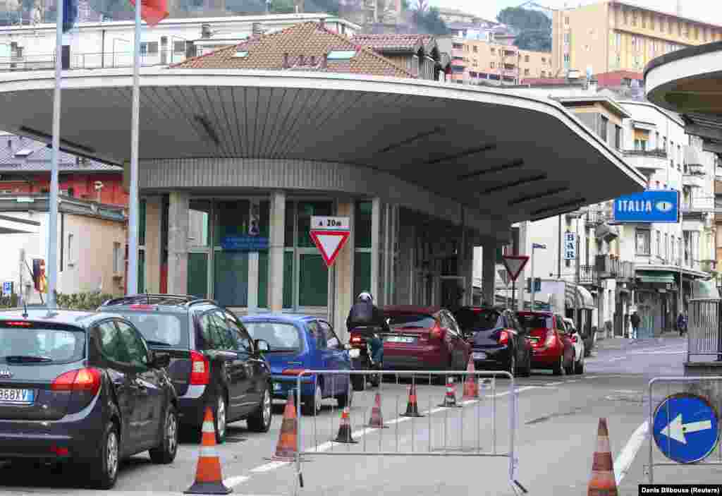 Черга на італійсько-швейцарському кордоні в місті К'яссо на півночі Італії