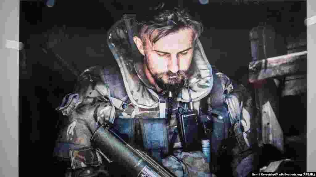 Велика частка світлин на виставці присвячена тематиці війни на Донбасі. На фото – робота Юрія Величка «Діп. Командир взводу»