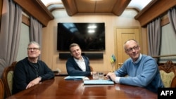 Кир Стармер, Эммануэль Макрон и Фридрих Мерц в поезде, которым они прибыли в Киев, 10 мая 2025 года