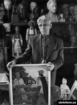 Іван Гончар у своїй майстерні