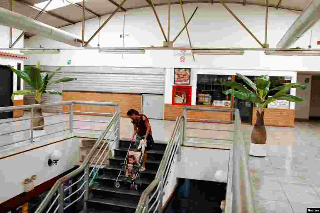 По данным ООН, Венесуэла «лидирует» в мире по доле неполных семей, уровню детской смертности и частоте подростковой беременности На фото: 29-летняя Геральдина Рокка собирается пройти обязательный тест на беременность перед стерилизацией