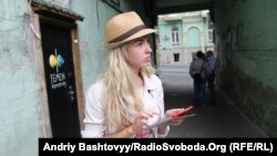 Олександра Шевченко біля офісу FEMEN, 27 серпня 2013 року