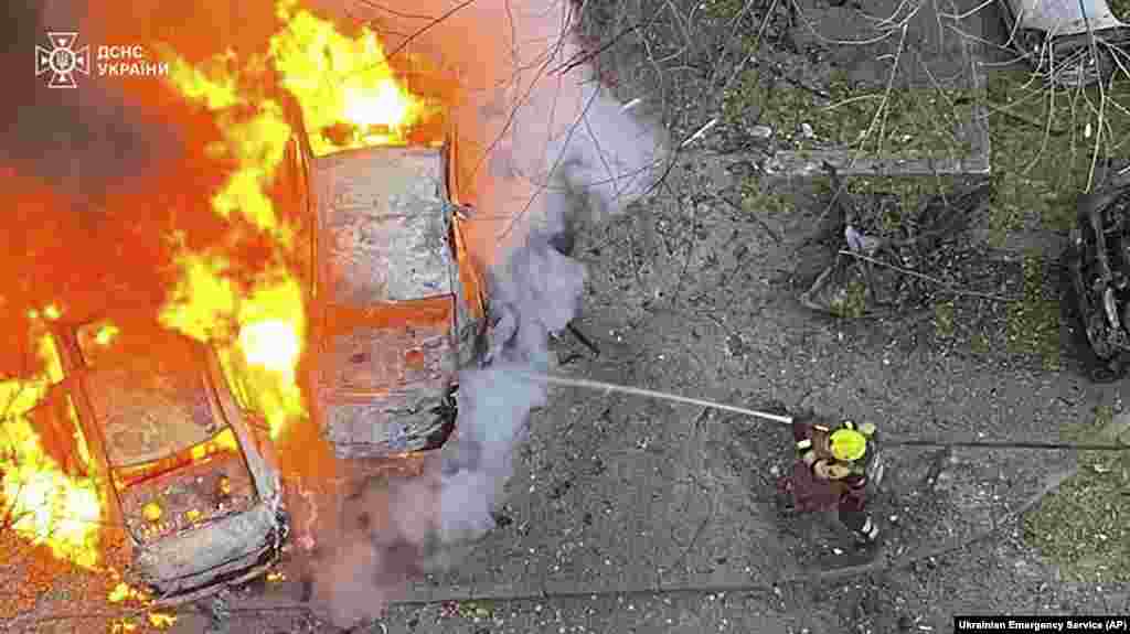 Пожежники гасять автівки, які зайнялися внаслідок російської атаки. Полтавська область, 17 листопада 2024 року.  