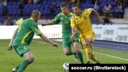 Форвард Андрій Шевченко в дії за збірну України. Шевченко в 2004-му продовжив традиції Олега Блохіна (1975) та Ігоря Беланова (1986) у здобутті титулу найкращого футболіста Європи