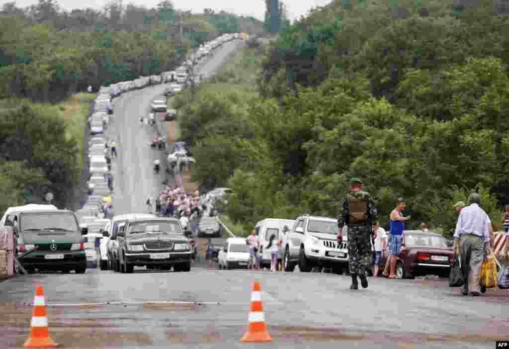  Мешканці залишають територію, контрольовану проросійськими сепаратистами. На фото черга до українського КПП у районі Горлівки, Донецької області, 28 липня 2015 року