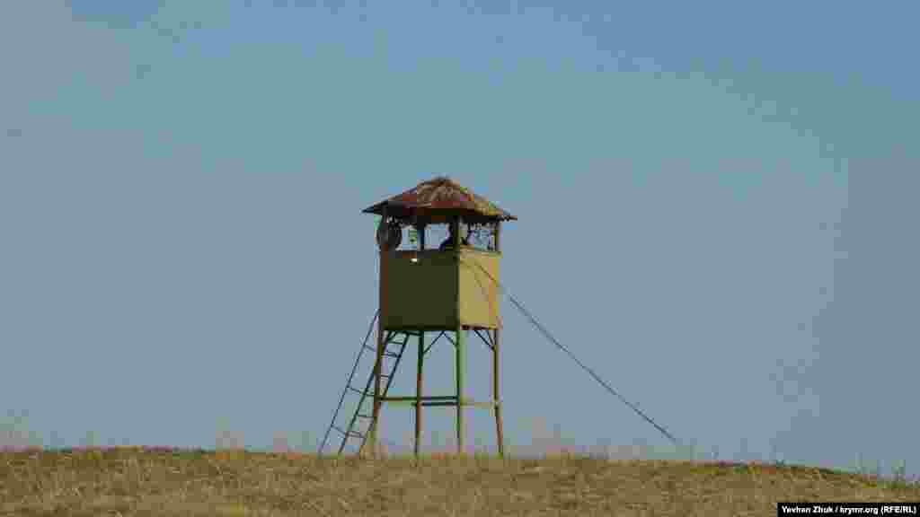 Для проживания личного состава в мирное время рядом возвели военный городок. А для наведения на цели и корректировки огня оборудовали специальные посты с дальномерами и визирами на большом удалении от батареи – на мысе Лукулл, в устьях рек Альма и Кача, у Херсонесского маяка, на мысе Фиолент и на горе Кая-Баш у Балаклавы