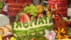 Найдовший в Україні стіл з автентичними старовинними стравами накрили у Радехові (відео) Найдовший в Україні стіл з автентичними старовинними стравами накрили у Радехові (відео)