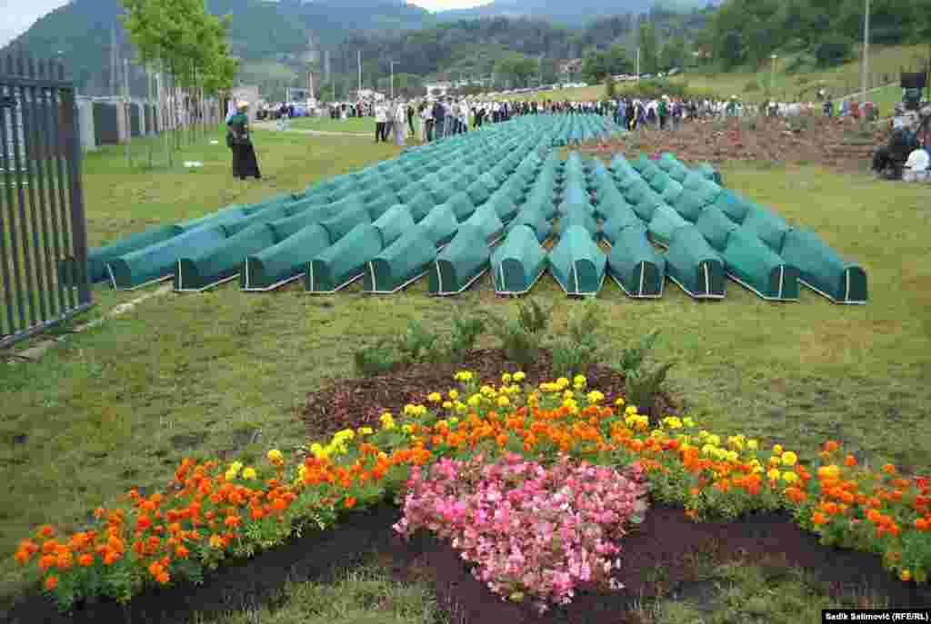 Od 2003. godine u mezarju Memorijalnog centra obavljena je 21 kolektivna dženaza. Do sada su ukopane 6.652 žrtve genocida, pronađene u više od 150 masovnih grobnica u okolini Srebrenice, Bratunca i Zvornika.