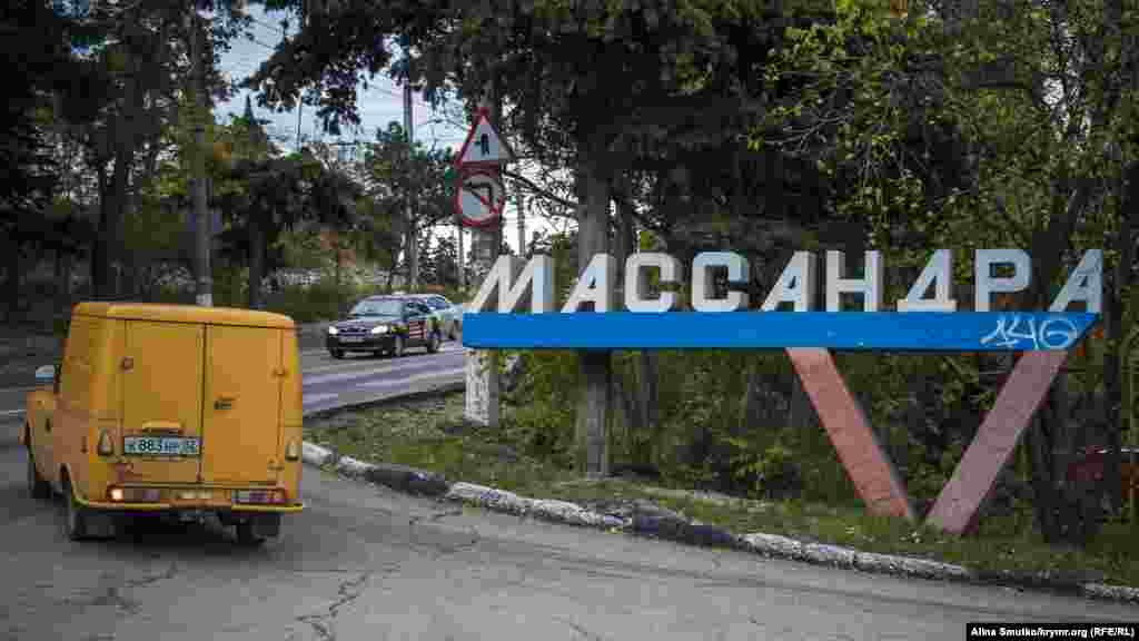 Комментируя разрешение на приватизацию «Массандры», пользователи соцсетей вспоминают о продаже в 2017 году другого крымского винзавода – «Новый свет». Перед этим событием на тот момент вице-премьер российского правительства Крыма Юрий Гоцанюк заявлял, что 100% акций завода будут принадлежать государству. В декабре того же года «Новый свет» продали петербургской компании «Южный проект», которая входит в структуру банка «Россия». Фото: 2016 год